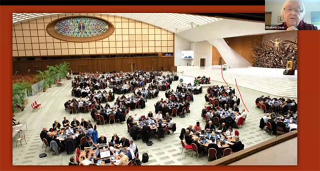 지난 1월 엘리자베스 수녀가 ‘가톨릭 여성평등 네트워크’(CNWE) 초청으로 '국제 가톨릭 교회개혁 네트워크'(CCRI)의 강의와 비슷한 내용으로 강연했다. 사진은 당시 사용한 PPT 가운데 원탁으로 앉아 대화한 시노드 모습.&nbsp;(이미지 출처 =&nbsp;<a data-cke-saved-href="https://www.youtube.com/@rndmcanada4097" href="https://www.youtube.com/@rndmcanada4097">RNDM Canada</a>가 유튜브에 올린 동영상 갈무리)